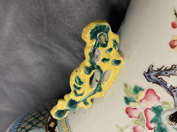 Een paar Chinese famille rose vazen, 19e eeuw